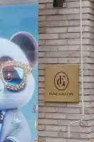 골드 플레이트와 NFT 아트가 만나는 갤러리 사인